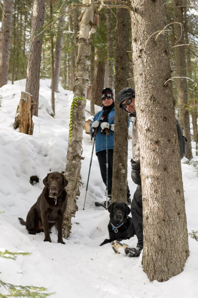 Mon frèe Simon et ma belle soeur Johanne en descente avec leurs chiens Théo (droite) et Sammy (gauche)